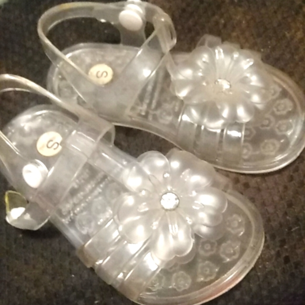 Cute cute girls shoes size small water proof.